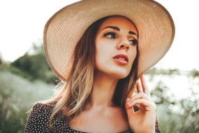 戴帽俄罗斯美女图片